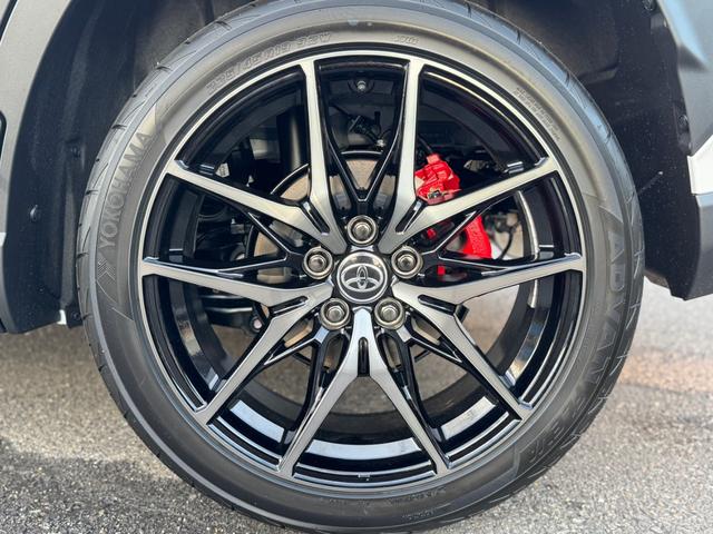 カローラクロス ＧＲスポーツ　登録済未使用車　電動リアゲート　パノラマルーフ　アダプティブハイビーム　ＧＲ専用レッドキャリパー　パノラミックビューモニター　ＢＳＭ　ハンドルヒーター　ナノイーＸ　　アルミペダル　純正１９ＡＷ（24枚目）