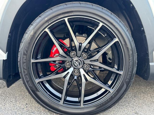 カローラクロス ＧＲスポーツ　登録済未使用車　電動リアゲート　パノラマルーフ　アダプティブハイビーム　ＧＲ専用レッドキャリパー　パノラミックビューモニター　ＢＳＭ　ハンドルヒーター　ナノイーＸ　　アルミペダル　純正１９ＡＷ（25枚目）