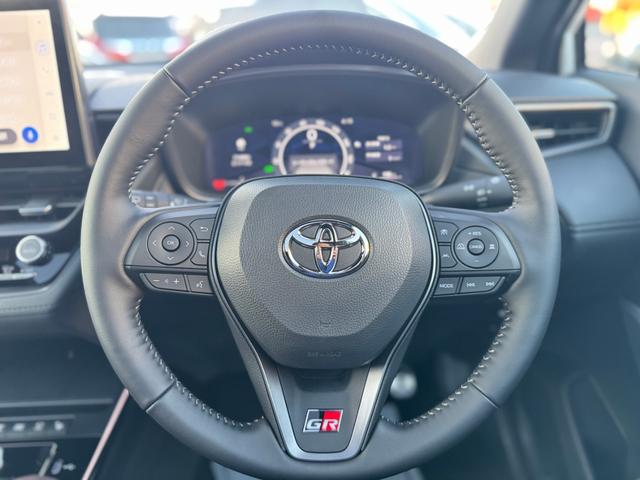 カローラクロス ＧＲスポーツ　登録済未使用車　電動リアゲート　パノラマルーフ　アダプティブハイビーム　ＧＲ専用レッドキャリパー　パノラミックビューモニター　ＢＳＭ　ハンドルヒーター　ナノイーＸ　　アルミペダル　純正１９ＡＷ（40枚目）