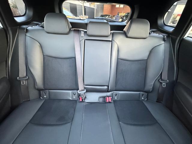 カローラクロス ＧＲスポーツ　登録済未使用車　電動リアゲート　パノラマルーフ　アダプティブハイビーム　ＧＲ専用レッドキャリパー　パノラミックビューモニター　ＢＳＭ　ハンドルヒーター　ナノイーＸ　　アルミペダル　純正１９ＡＷ（62枚目）