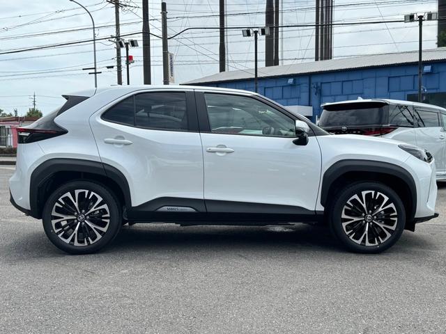 ヤリスクロス ハイブリッドＺ　パノラミックビューモニター　トヨタチームメイト　アドバンストパーク　純正ディスプレイオーディオ　フルセグＴＶ　ＥＴＣ２．０　ブラインドスポットモニター　ハンズフリーパワーバックドア　ＬＥＤヘッドライト（19枚目）