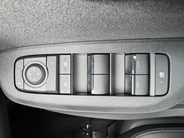 ヤリスクロス ハイブリッドＺ　パノラミックビューモニター　トヨタチームメイト　アドバンストパーク　純正ディスプレイオーディオ　フルセグＴＶ　ＥＴＣ２．０　ブラインドスポットモニター　ハンズフリーパワーバックドア　ＬＥＤヘッドライト（28枚目）