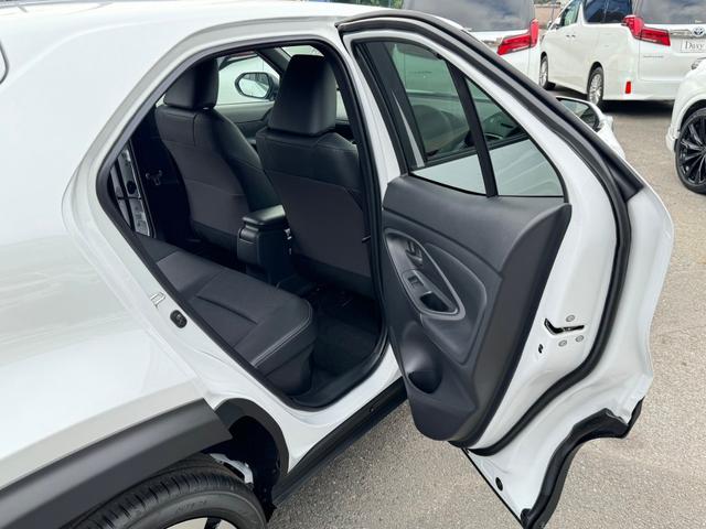 ヤリスクロス ハイブリッドＺ　パノラミックビューモニター　トヨタチームメイト　アドバンストパーク　純正ディスプレイオーディオ　フルセグＴＶ　ＥＴＣ２．０　ブラインドスポットモニター　ハンズフリーパワーバックドア　ＬＥＤヘッドライト（52枚目）