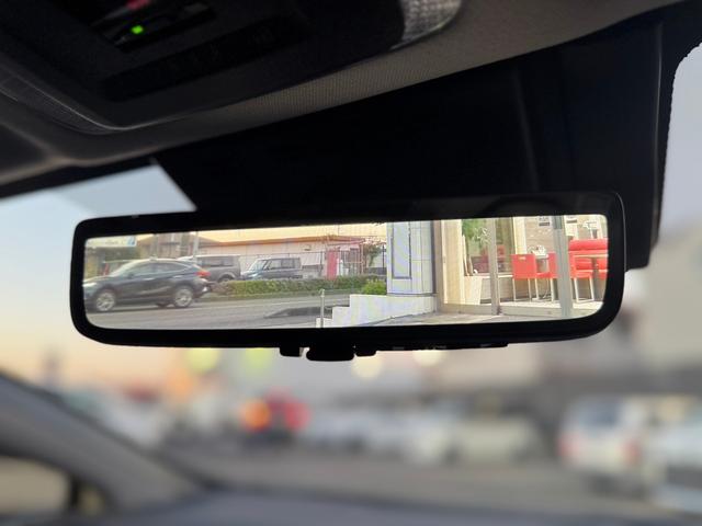 プリウス Ｚ　デジタルミラー　黒内装　１２．３インチディスプレイオーディオ　パノラミックビューモニタ　アドバンストパーク　ワイヤレス充電　ベンチレーション　シートヒーター　ステアリングヒーター　パワーバックドア（4枚目）