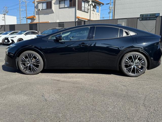 プリウス Ｚ　デジタルミラー　黒内装　１２．３インチディスプレイオーディオ　パノラミックビューモニタ　アドバンストパーク　ワイヤレス充電　ベンチレーション　シートヒーター　ステアリングヒーター　パワーバックドア（13枚目）