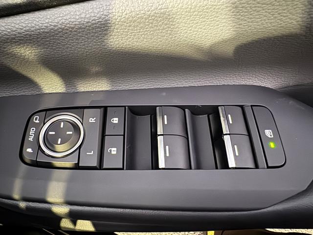 プリウス Ｚ　デジタルミラー　黒内装　１２．３インチディスプレイオーディオ　パノラミックビューモニタ　アドバンストパーク　ワイヤレス充電　ベンチレーション　シートヒーター　ステアリングヒーター　パワーバックドア（63枚目）