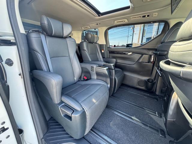 アルファード ２．５Ｓ　Ｃパッケージ　モデリスタエアロ　後席モニター　サンルーフ　デジタルインナーミラー　純正ディスプレイオーディオナビ　フルセグＴＶ　ＣＤ／ＤＶＤ　ブラインドスポットモニター　バックモニター　スペアタイヤ　シートヒーター（61枚目）