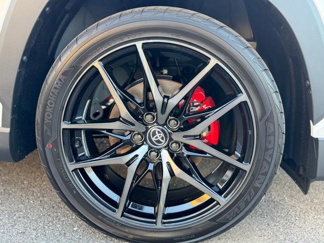 カローラクロス GRスポーツ 登録済未使用車 電動リアゲート パノラマルーフ アダプティブハイビーム GR専用レッドキャリパー パノラミックビューモニター BSM ハンドルヒーター ナノイーX アルミペダル 純正19AW(22枚目)