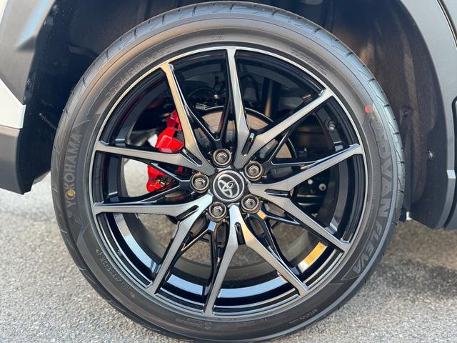 カローラクロス GRスポーツ 登録済未使用車 電動リアゲート パノラマルーフ アダプティブハイビーム GR専用レッドキャリパー パノラミックビューモニター BSM ハンドルヒーター ナノイーX アルミペダル 純正19AW(23枚目)