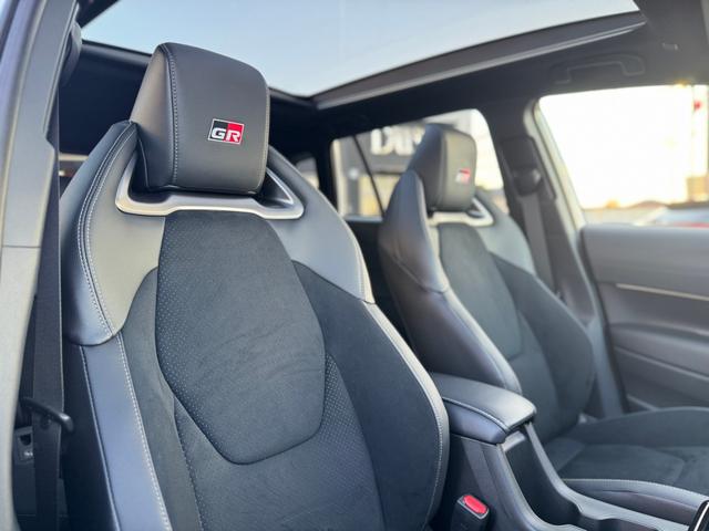 カローラクロス GRスポーツ 登録済未使用車 電動リアゲート パノラマルーフ アダプティブハイビーム GR専用レッドキャリパー パノラミックビューモニター BSM ハンドルヒーター ナノイーX アルミペダル 純正19AW(32枚目)