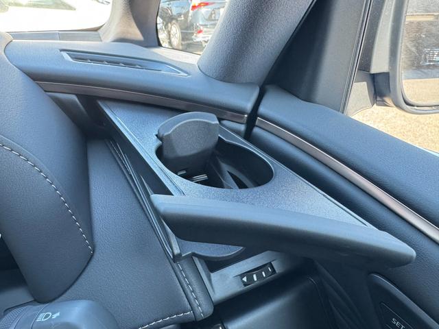 アルファード Ｚ　モデリスタエアロ　１３．２型有機ＥＬ後席モニター　ユニバーサルステップ　デジタルインナーミラー　左右独立ムーンルーフ　パノラミックビューモニター　ブラインドスポットモニター　ドライブレコーダー　ＡＨＳ（58枚目）