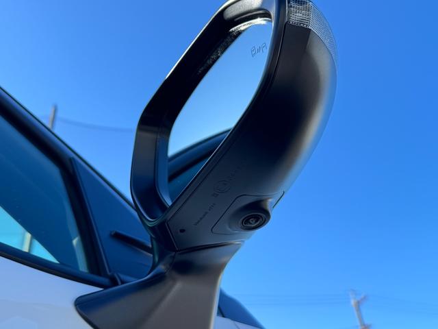 ヤリスクロス 　パノラミックビューモニター　ブラインドスポットモニター　純正ナビ　パワーシート　シートヒーター　ＨＤＭＩ入力端子　シガーソケット　フルセグＴＶ　ＥＴＣ　純正アルミホイール　ツートンカラー（9枚目）