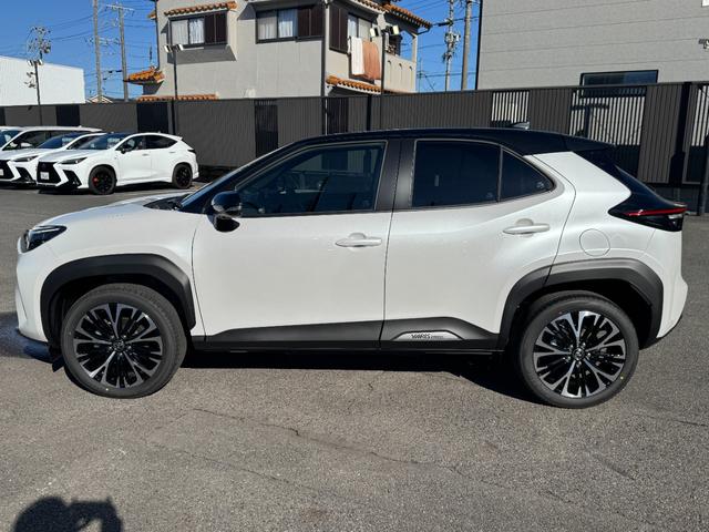 ヤリスクロス 　パノラミックビューモニター　ブラインドスポットモニター　純正ナビ　パワーシート　シートヒーター　ＨＤＭＩ入力端子　シガーソケット　フルセグＴＶ　ＥＴＣ　純正アルミホイール　ツートンカラー（11枚目）