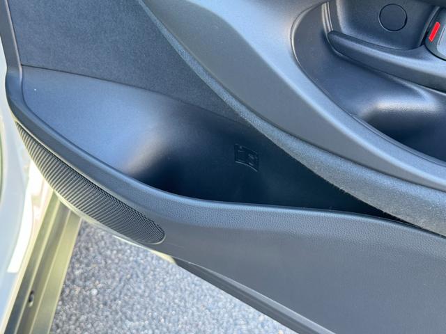 ヤリスクロス 　パノラミックビューモニター　ブラインドスポットモニター　純正ナビ　パワーシート　シートヒーター　ＨＤＭＩ入力端子　シガーソケット　フルセグＴＶ　ＥＴＣ　純正アルミホイール　ツートンカラー（29枚目）