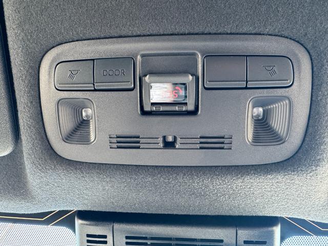 ヤリスクロス 　パノラミックビューモニター　ブラインドスポットモニター　純正ナビ　パワーシート　シートヒーター　ＨＤＭＩ入力端子　シガーソケット　フルセグＴＶ　ＥＴＣ　純正アルミホイール　ツートンカラー（31枚目）