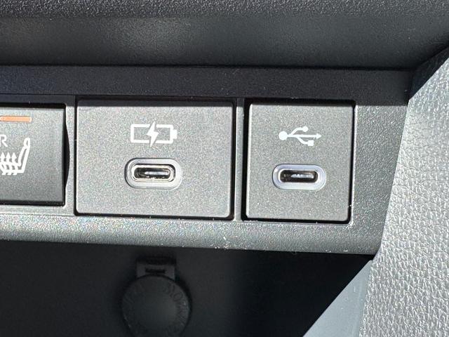 ヤリスクロス 　パノラミックビューモニター　ブラインドスポットモニター　純正ナビ　パワーシート　シートヒーター　ＨＤＭＩ入力端子　シガーソケット　フルセグＴＶ　ＥＴＣ　純正アルミホイール　ツートンカラー（44枚目）