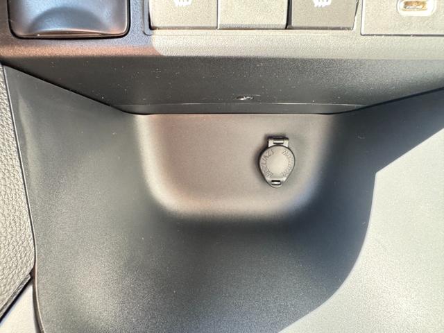 ヤリスクロス 　パノラミックビューモニター　ブラインドスポットモニター　純正ナビ　パワーシート　シートヒーター　ＨＤＭＩ入力端子　シガーソケット　フルセグＴＶ　ＥＴＣ　純正アルミホイール　ツートンカラー（46枚目）