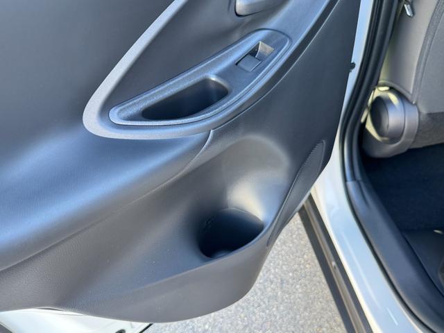 ヤリスクロス 　パノラミックビューモニター　ブラインドスポットモニター　純正ナビ　パワーシート　シートヒーター　ＨＤＭＩ入力端子　シガーソケット　フルセグＴＶ　ＥＴＣ　純正アルミホイール　ツートンカラー（58枚目）