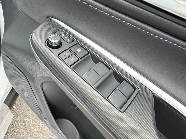 ハリアーハイブリッド Ｚ　レザーパッケージ・ナイトシェード　調光パノラマルーフ　デジタルインナーミラー　アクセサリーコンセント　純正１２．３インチディスプレイオーディオ　ブラインドスポットモニター　パノラミックビュー　ヘッドアップディスプレイ　ＪＢＬサウンド（31枚目）