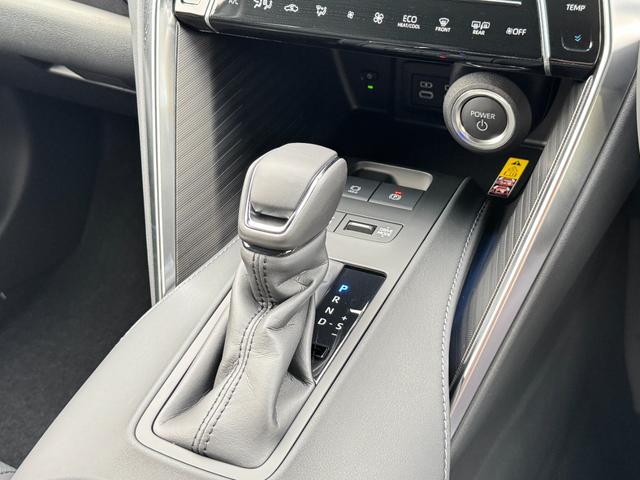 ハリアーハイブリッド Ｚ　レザーパッケージ・ナイトシェード　調光パノラマルーフ　デジタルインナーミラー　アクセサリーコンセント　純正１２．３インチディスプレイオーディオ　ブラインドスポットモニター　パノラミックビュー　ヘッドアップディスプレイ　ＪＢＬサウンド（41枚目）