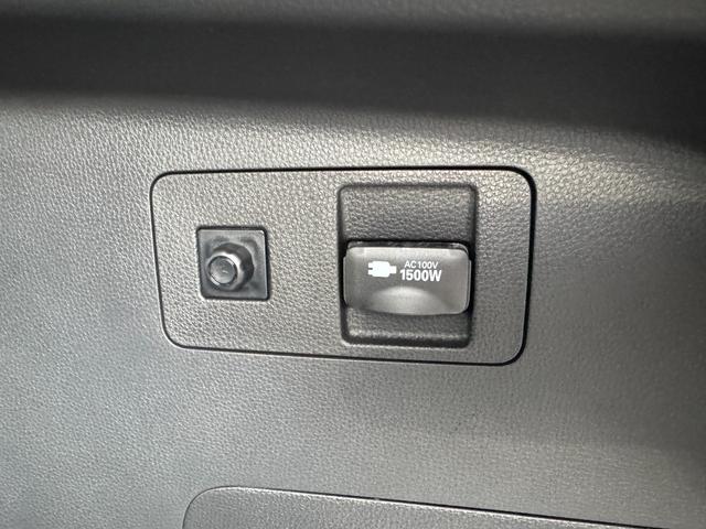 ハリアーハイブリッド Ｚ　レザーパッケージ・ナイトシェード　特別仕様車　調光パノラマルーフ　ＪＢＬ　ＡＣ１００Ｖ　デジタルインナーミラー　パノラミックビューモニター　ワイヤレス充電　ブラインドスポットモニター　寒冷地仕様　ＥＴＣ２．０　ヘッドアップディスプレイ（5枚目）