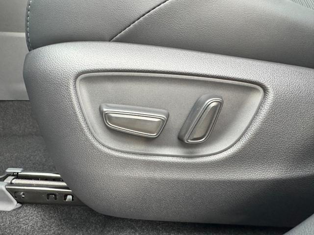 ハリアーハイブリッド Ｚ　レザーパッケージ・ナイトシェード　特別仕様車　調光パノラマルーフ　ＪＢＬ　ＡＣ１００Ｖ　デジタルインナーミラー　パノラミックビューモニター　ワイヤレス充電　ブラインドスポットモニター　寒冷地仕様　ＥＴＣ２．０　ヘッドアップディスプレイ（36枚目）