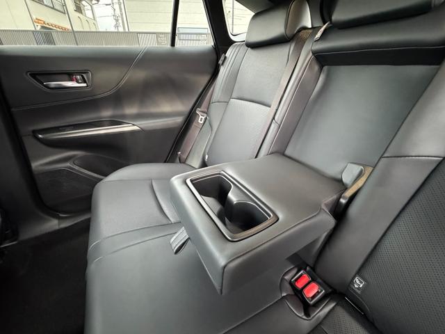 ハリアーハイブリッド Ｚ　レザーパッケージ・ナイトシェード　特別仕様車　調光パノラマルーフ　ＪＢＬ　ＡＣ１００Ｖ　デジタルインナーミラー　パノラミックビューモニター　ワイヤレス充電　ブラインドスポットモニター　寒冷地仕様　ＥＴＣ２．０　ヘッドアップディスプレイ（68枚目）