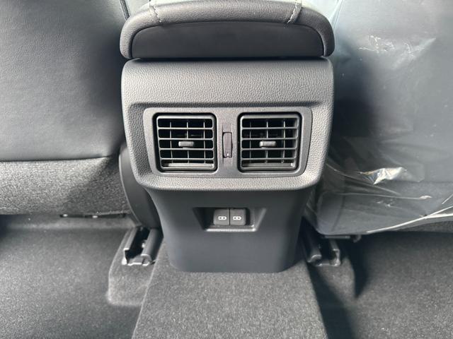 ハリアーハイブリッド Ｚ　レザーパッケージ・ナイトシェード　特別仕様車　調光パノラマルーフ　ＪＢＬ　ＡＣ１００Ｖ　デジタルインナーミラー　パノラミックビューモニター　ワイヤレス充電　ブラインドスポットモニター　寒冷地仕様　ＥＴＣ２．０　ヘッドアップディスプレイ（69枚目）