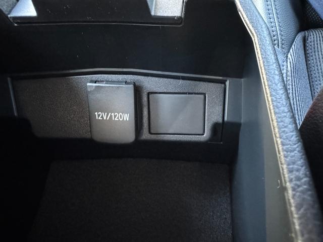 �V�K�[�\�P�b�g�͎ԓ��œd�͋������\�Ȃȑ����ł��B�X�}�[�g�t�H���̏[�d�A�|�[�^�u���①�ɂ̓d�������A�ȂǁA�A�_�v�^�[���g���΁A�t�r�a�@��₻�̑��̃f�o�C�X�ɂ��Ή��ł��A�h���C�u��A�E�g�h�A�Ŋ��􂵂܂�