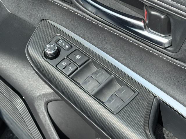 ハリアーハイブリッド Ｚ　レザーパッケージ　パノラマルーフ　全周囲カメラ　デジタルミラー　１２．３型ＪＢＬナビ　パノラミックビューモニター　ブラインドスポットモニター　ＥＴＣ２．０　レーダークルーズコントロール　パワーバックドア　ＨＵＤ　ＵＳＢ（32枚目）