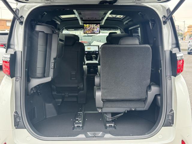 アルファード Ｚ　１３．２型有機ＥＬ後席ディスプレイ　パノラマミックビューモニター　３眼ＬＥＤヘッドライト　ＴＯＹＯＴＡセーフティセンス　デジタルインナーミラー　カラーヘッドアップディスプレイ　左右独立ムーンルーフ（28枚目）