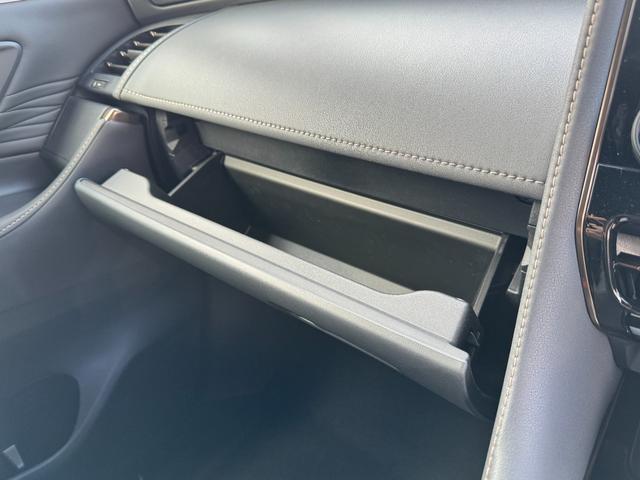 アルファード Ｚ　１３．２型有機ＥＬ後席ディスプレイ　パノラマミックビューモニター　３眼ＬＥＤヘッドライト　ＴＯＹＯＴＡセーフティセンス　デジタルインナーミラー　カラーヘッドアップディスプレイ　左右独立ムーンルーフ（57枚目）