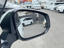 【ブラインドスポットモニター】ミラーに映らない死角に車両がいる場合、サイドミラーに設置されたマーカーが光って危険をお知らせします!他にも安全装置が多数装備されたおりますので、是非ご来店くださいませ!!