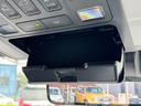 【サングラスホルダー】サングラスホルダーが運転席と助手席の間、天井のスイッチ類の近くにあります!サングラスやメガネ、小物等々もおいてもいいですね♪様々な使い方ができる収納スペースとなっております!!!