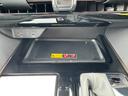 【ワイヤレス充電】ワイヤレス充電のポートも装備されております!煩わしいコードが無く、車内がスッキリまとまります!置いておくだけで、お車で移動中に充電されますのでお出かけ先でスマホの充電を気にする事なし