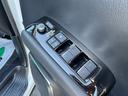 【パワーウィンドウ】全席オートパワーウィンドウを装備しております!一度ボタンを押し込むだけで、全開まで開閉が可能ですので、とっても便利な機能です!夜間はスイッチの部分が光りますので視認性もございます!