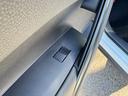 【パワーウィンドウ】全席オートパワーウィンドウを装備しております!一度ボタンを押し込むだけで、全開まで開閉が可能ですので、とっても便利な機能です!夜間はスイッチの部分が光りますので視認性もございます!