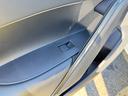 【パワーウィンドウ】全席オートパワーウィンドウを装備しております！一度ボタンを押し込むだけで、全開まで開閉が可能ですので、とっても便利な機能です！夜間はスイッチの部分が光りますので視認性もございます！