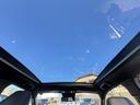 【パノラマルーフ】パノラマルーフが装着されています！車内に明かりを取り入れたり景色を楽しむのに、最適です！また、車内には遮光シェードが装備されておりますので、夏の暑い日でも快適に使えます！