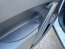【パワーウィンドウ】全席オートパワーウィンドウを装備しております！一度ボタンを押し込むだけで、全開まで開閉が可能ですので、とっても便利な機能です！夜間はスイッチの部分が光りますので視認性もございます！