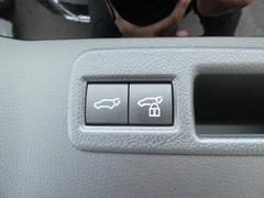 【電動リアゲート】ボタン一つでリアゲートの開閉が可能です！また、スマートキーにもボタンがございますので、遠距離からでも開閉が可能です！運転席からの操作でも開閉が可能となっております！ご体感ください！！ 6