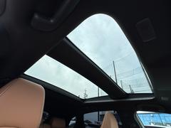 【ガラスルーフ】開放感たっぷりのガラスルーフが装着されています！車内に明かりを取り入れたり景色を楽しむのに、最適です！また、車内には遮光シェードが装備されておりますので、夏の暑い日でも快適に使えます！ 3