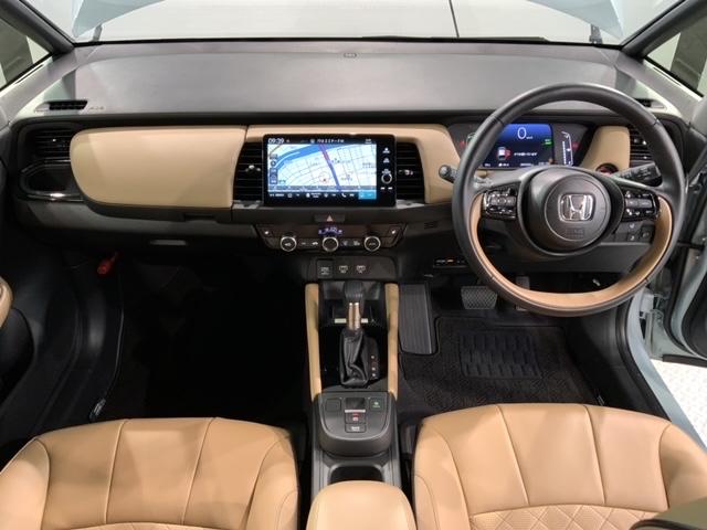 フィット ｅ：ＨＥＶリュクス　Ｈ　ＳＥＮＳＩＮＧ　新車保証　試乗車　ワンオ－ナ－　純正ナビ　ＴＶ　Ｒカメラ　マルチビュ－　ＢＴオ－ディオ　ＥＴＣ　ＬＥＤライト　ＶＳＡ　シ－トヒ－タ－　クルコン　アルミ　スマ－トキ－　盗難防止装置（9枚目）