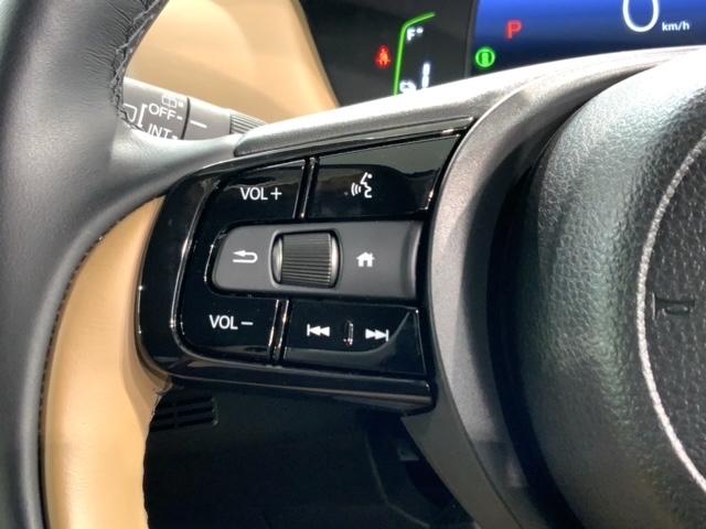 フィット ｅ：ＨＥＶリュクス　Ｈ　ＳＥＮＳＩＮＧ　新車保証　試乗車　ワンオ－ナ－　純正ナビ　ＴＶ　Ｒカメラ　マルチビュ－　ＢＴオ－ディオ　ＥＴＣ　ＬＥＤライト　ＶＳＡ　シ－トヒ－タ－　クルコン　アルミ　スマ－トキ－　盗難防止装置（10枚目）