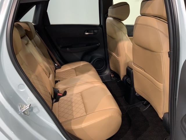 フィット ｅ：ＨＥＶリュクス　Ｈ　ＳＥＮＳＩＮＧ　新車保証　試乗車　ワンオ－ナ－　純正ナビ　ＴＶ　Ｒカメラ　マルチビュ－　ＢＴオ－ディオ　ＥＴＣ　ＬＥＤライト　ＶＳＡ　シ－トヒ－タ－　クルコン　アルミ　スマ－トキ－　盗難防止装置（18枚目）