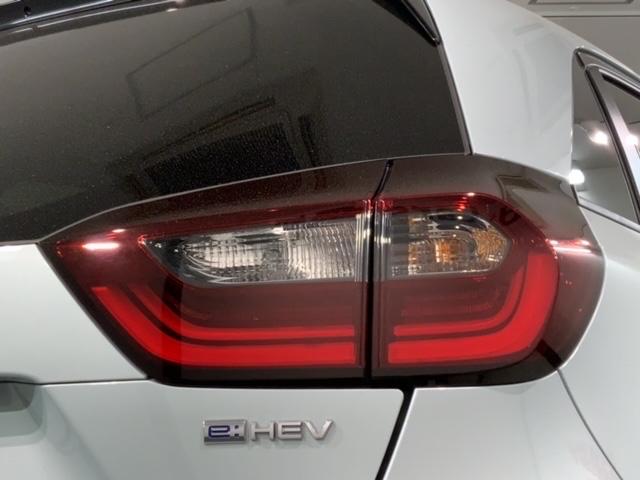フィット ｅ：ＨＥＶリュクス　Ｈ　ＳＥＮＳＩＮＧ　新車保証　試乗車　ワンオ－ナ－　純正ナビ　ＴＶ　Ｒカメラ　マルチビュ－　ＢＴオ－ディオ　ＥＴＣ　ＬＥＤライト　ＶＳＡ　シ－トヒ－タ－　クルコン　アルミ　スマ－トキ－　盗難防止装置（45枚目）