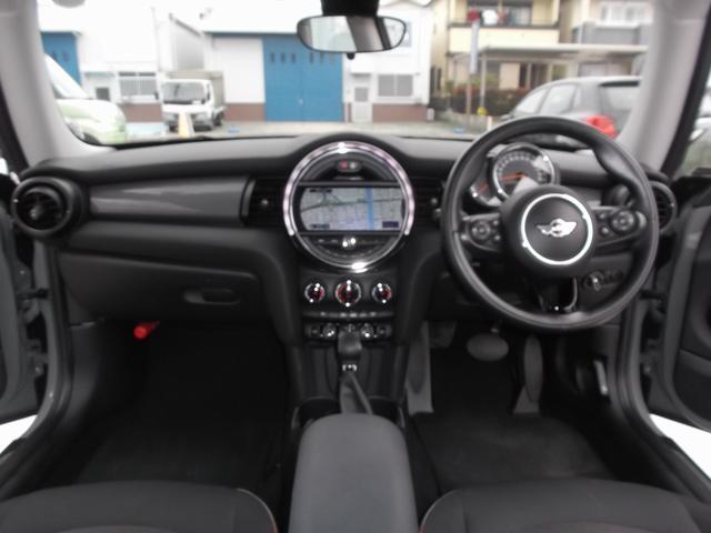 ＭＩＮＩ クーパー　ターボ車　純正ＨＤＤナビ　バックカメラ　Ｂｌｕｅｔｏｏｔｈ　ＥＴＣ　禁煙車　リア障害物センサー　オートライト　アイドリングストップ　ブラックジャックドアミラー　ブレーキパッド前後新品　タイヤ溝６分山（18枚目）