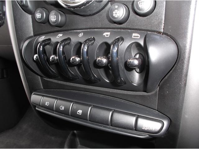 MINI クーパー クロスオーバー 管理ユーザー下取り車 ライトコーヒー色 キーレス2個 プッシュスタート ポータブルナビTV ETC ドラレコ HIDヘッドライト オートライト タイヤ溝8分山 純正16AWユニオンジャックミラー(15枚目)