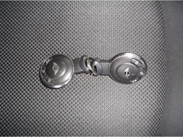 MINI クーパー クロスオーバー 管理ユーザー下取り車 ライトコーヒー色 キーレス2個 プッシュスタート ポータブルナビTV ETC ドラレコ HIDヘッドライト オートライト タイヤ溝8分山 純正16AWユニオンジャックミラー(26枚目)