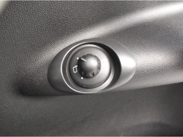 MINI クーパー クロスオーバー 管理ユーザー下取り車 ライトコーヒー色 キーレス2個 プッシュスタート ポータブルナビTV ETC ドラレコ HIDヘッドライト オートライト タイヤ溝8分山 純正16AWユニオンジャックミラー(27枚目)